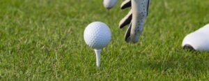 En golfboll på golfbanan.