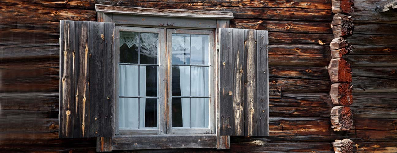 Fönster och timmervägg på hembygdsgården i Vemdalen.
