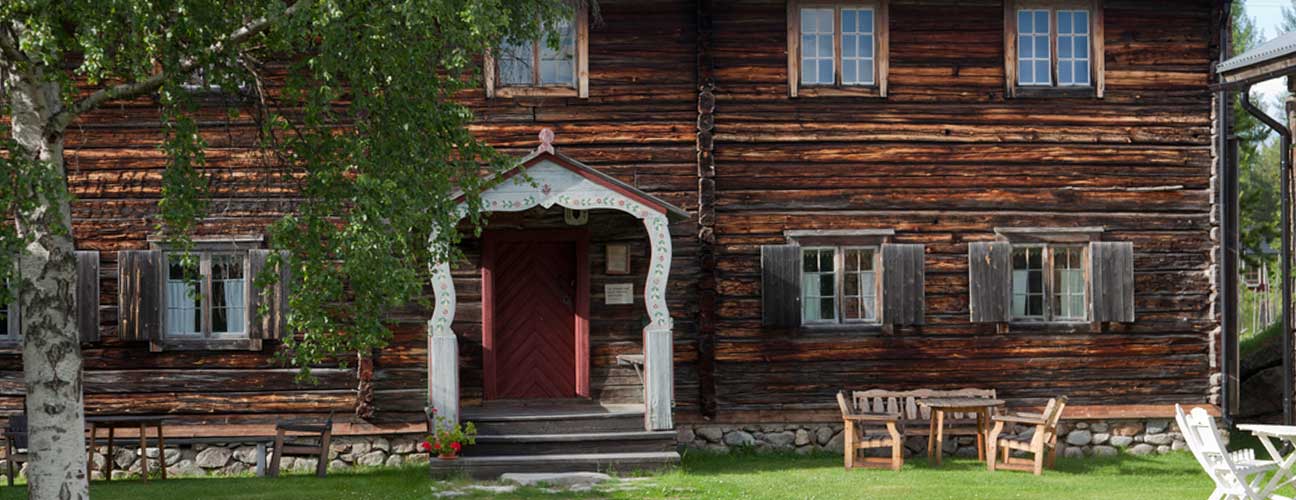 En gammal timrad byggand på hembygdsgården i Vemdalen.