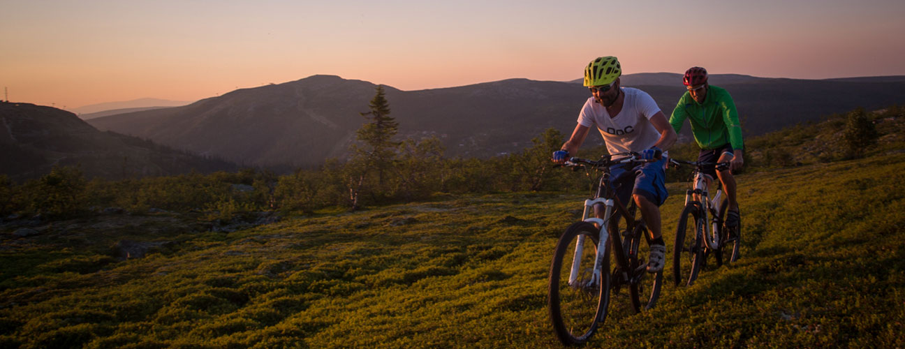 Två personer som cyklar i fjällen i Vemdalen