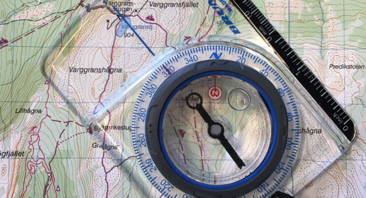 En fjällkarta med en kompass på