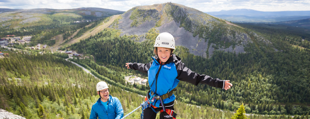 Ett barn som provar klippklättring i Vemdalen