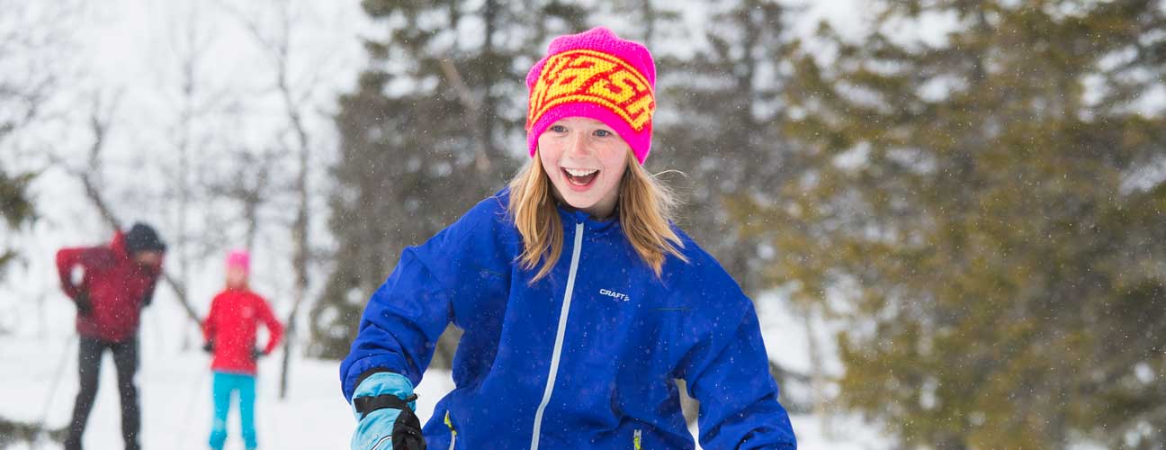 Ung tjej som åker längdskidor på Storhogna.