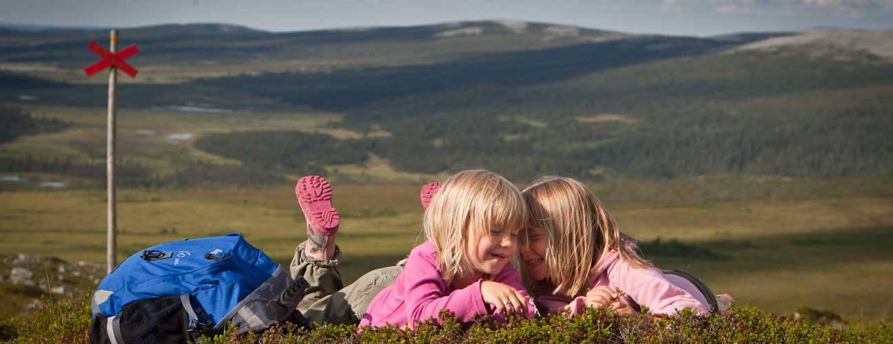 Två fjällvandrande barn.