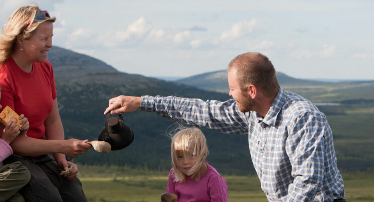 Familj som har fikastopp på fjället i Vemdalen sommartid