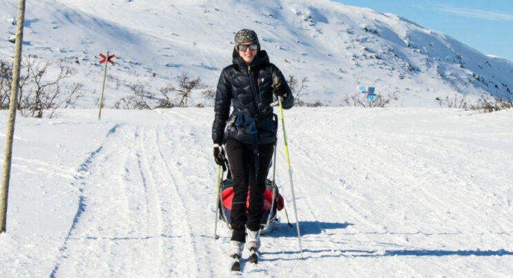 Turskidåkning med pulka i Vemdalen med ledkryss på sidan av spåret.