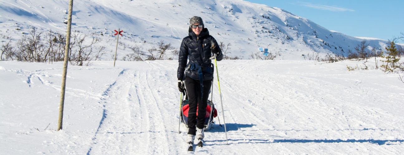 Turskidåkning med pulka i Vemdalen med ledkryss på sidan av spåret.