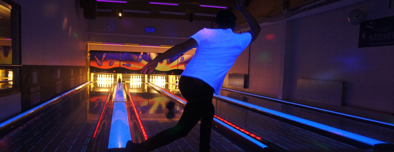 Discobowling på Sporthuset / Restaurang Husky i Vemdalen by. Bowlare som är mitt i ett kast