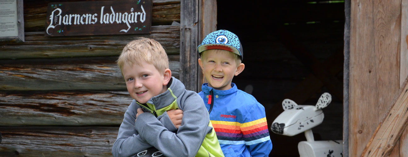 Två barn som leker i lekladugården på Vemdalens Hembygdsgård