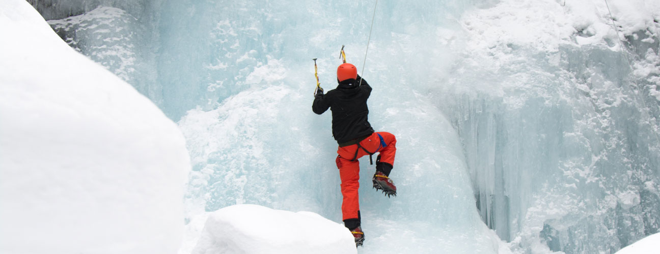 Man som klättrar på isvägg i Vemdalen