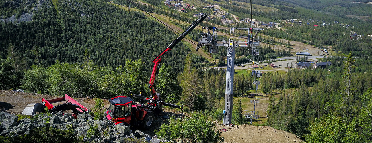 Maskinarbete i Vemdalen, uppe på en skidbacke under sommaren