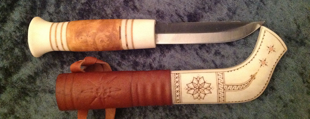 Egen slöjdad kniv av Samer finns att köpa på Samisk Inredning & Hantverk i Vemdalen