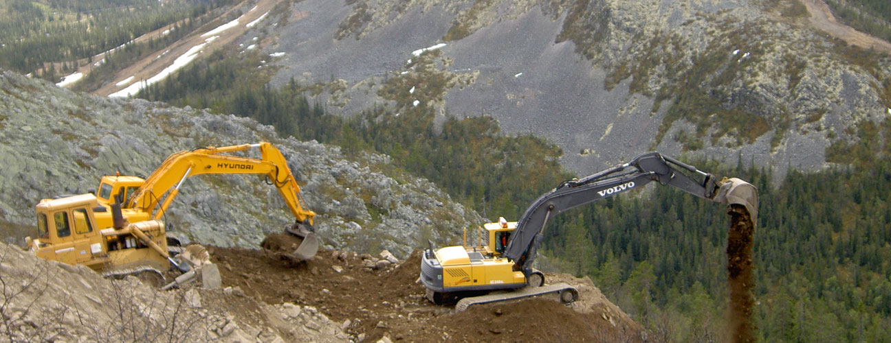 2 grävmaskiner från Vemdalens Åkeri gräver i skidbacken i Vemdalen