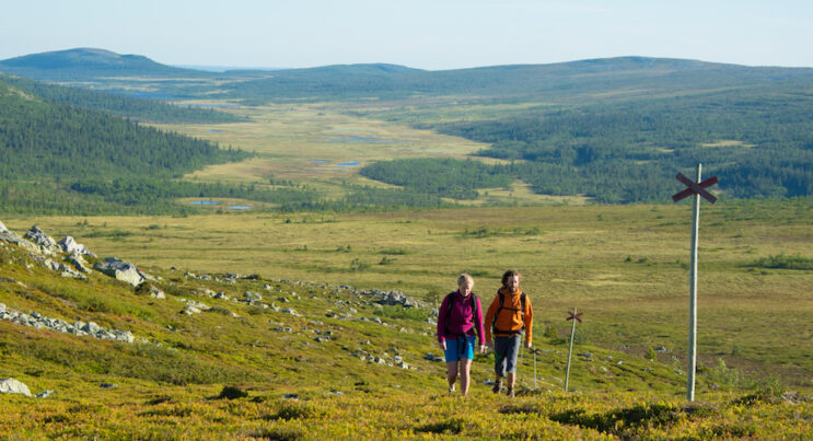 Ungt par på vandringshelg i Vemdalen.