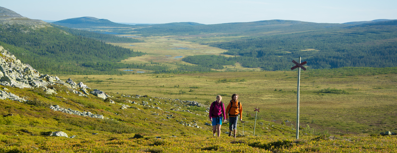 Ungt par på vandringshelg i Vemdalen.