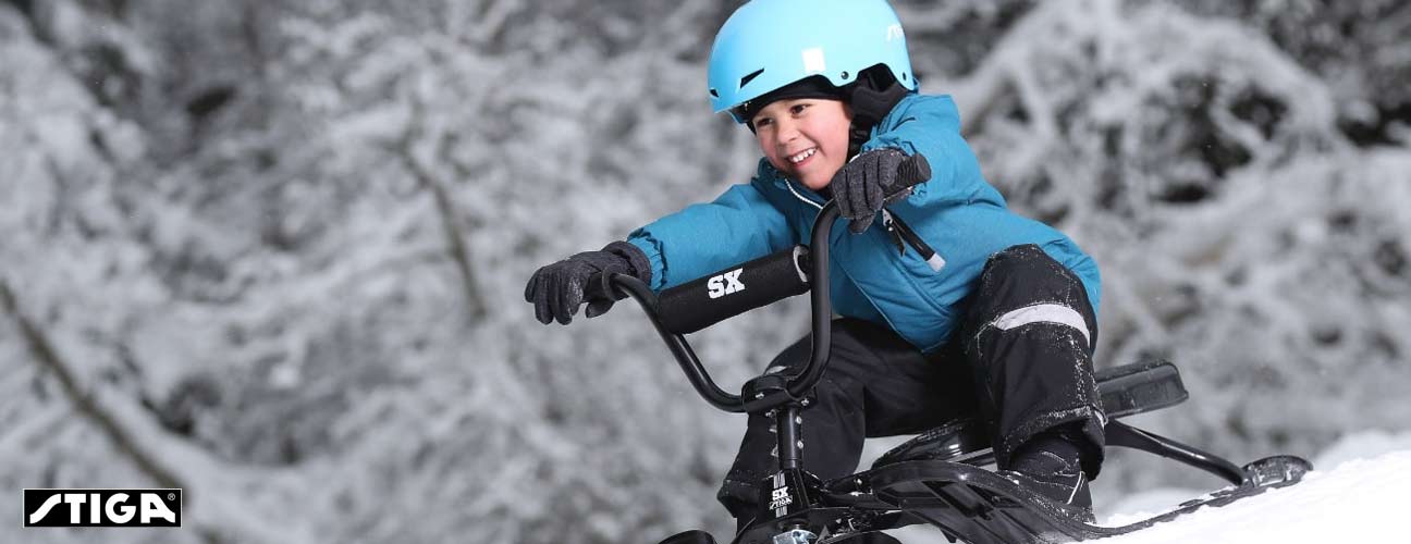 Barn åker snowracer från STIGA