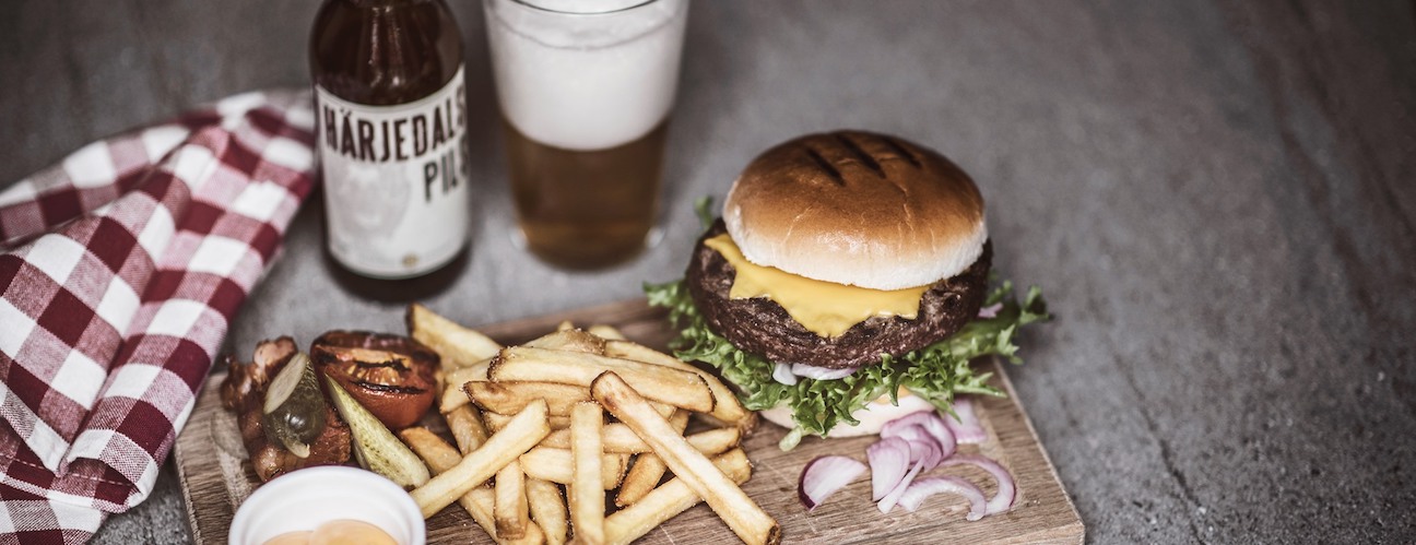 Hamburgare och pommes på Hovde sportbar och kök i Vemdalen