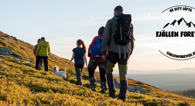 Familj med hund vandrar i fjällen under sommaren. logotyp för fjällen forever på högersidan