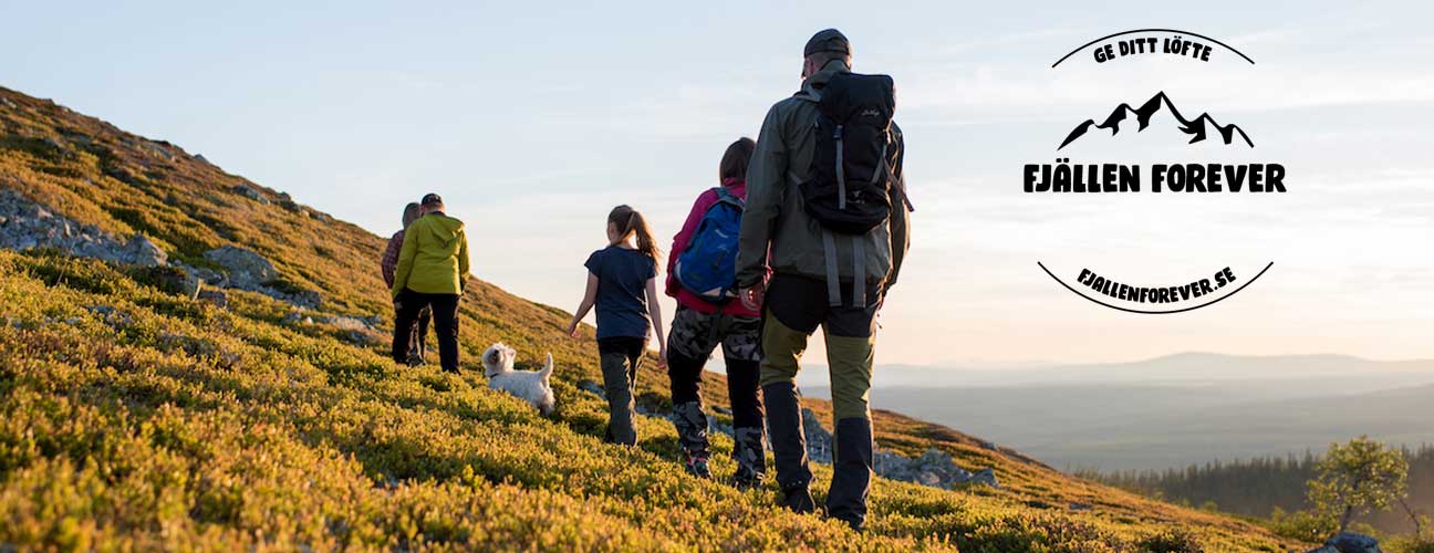 Familj med hund vandrar i fjällen under sommaren. logotyp för fjällen forever på högersidan