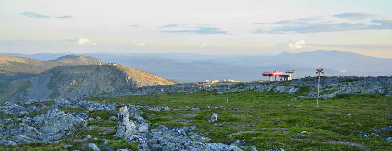 Vy över pass express under sommaren i solnedgång