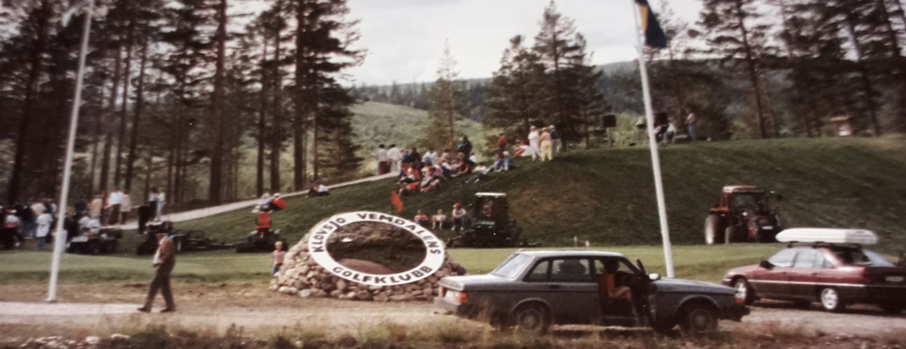 bild tagen på 80-talet på Hedes golfklubb med bilar i förgrunden och golfande människor i bakgrunden